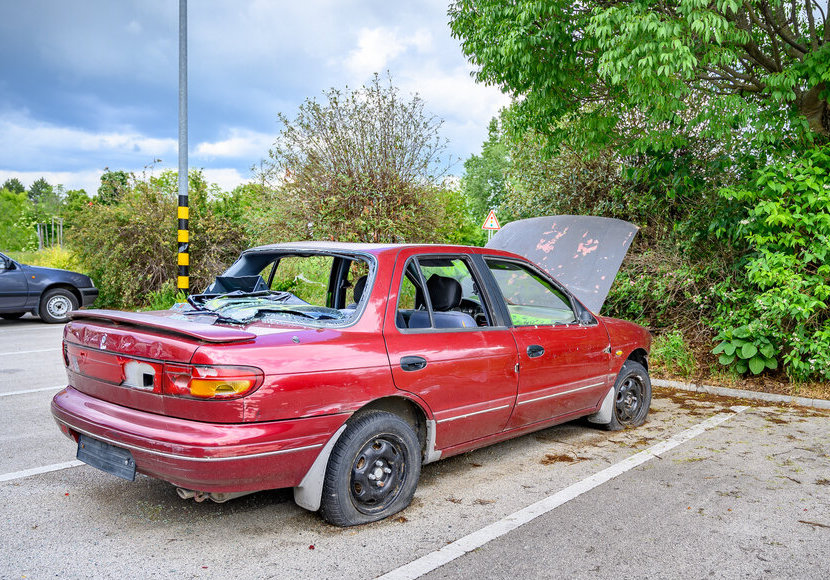 Destroyed,Abandoned,Car,With,Broken,Car,Glasses,,Flat,Tires,And Avada Car Dealer News